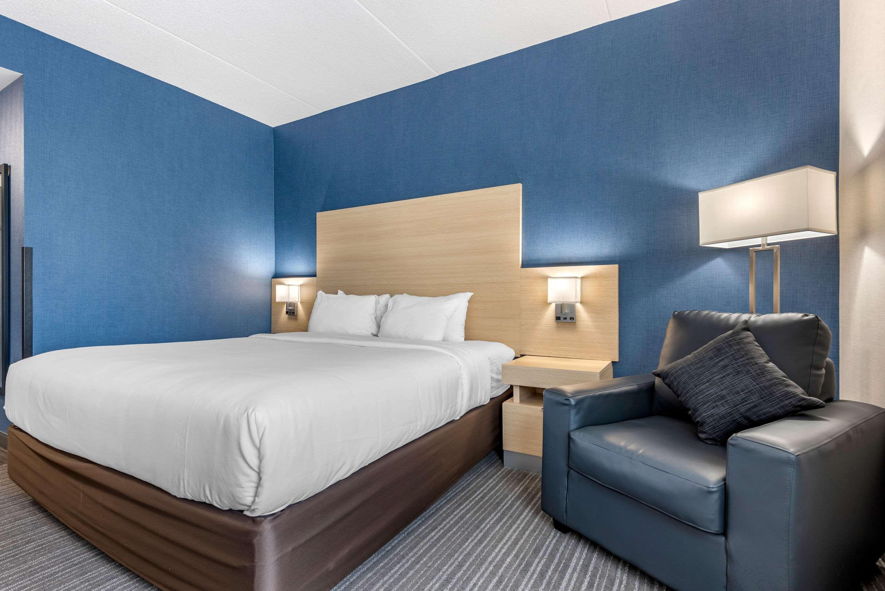 Quality Inn & Suites Oakville Exterior photo