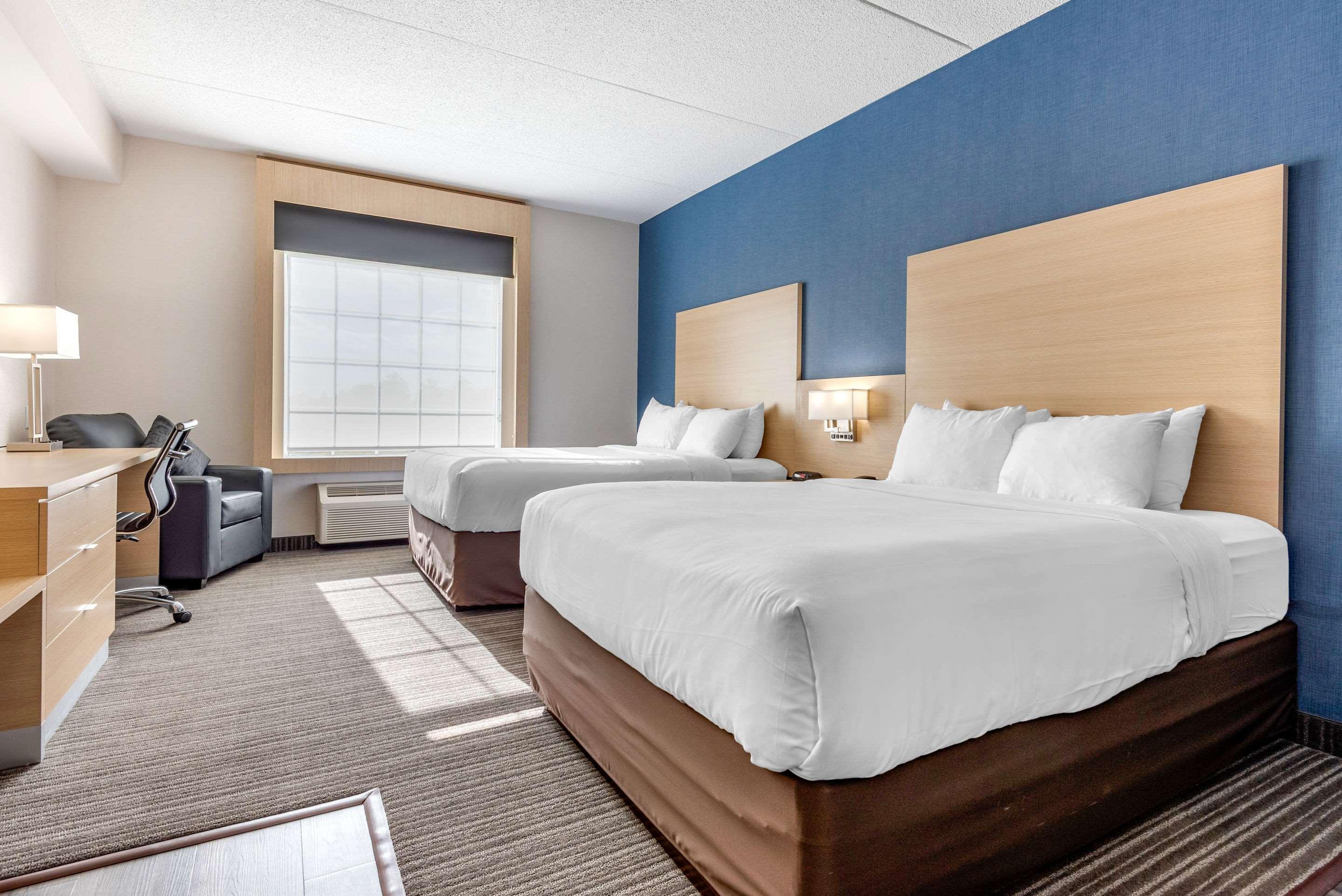Quality Inn & Suites Oakville Exterior photo