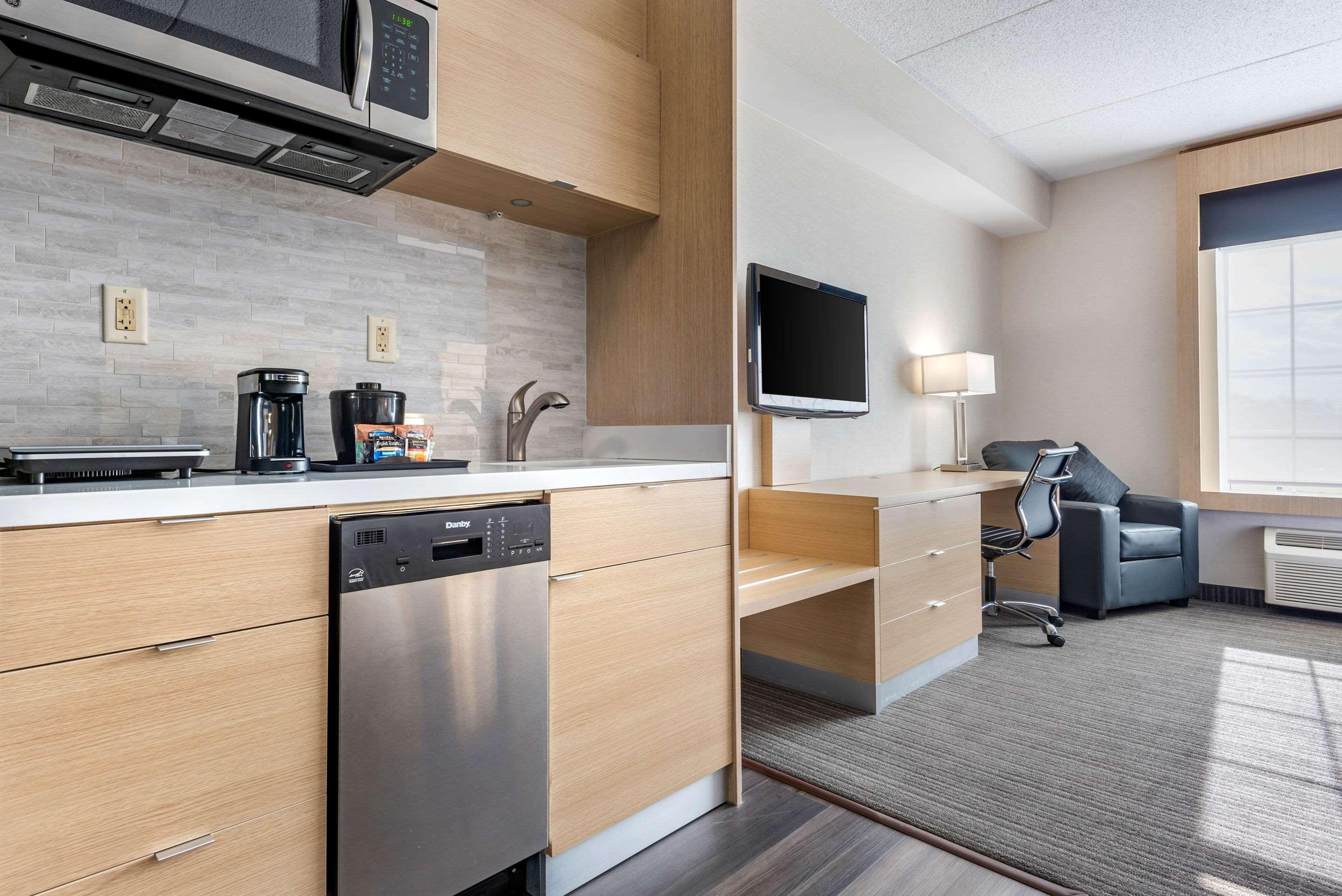 Quality Inn & Suites Oakville Exterior photo