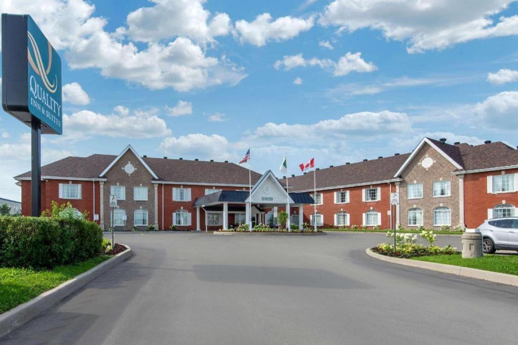 Quality Inn & Suites Oakville Exterior photo