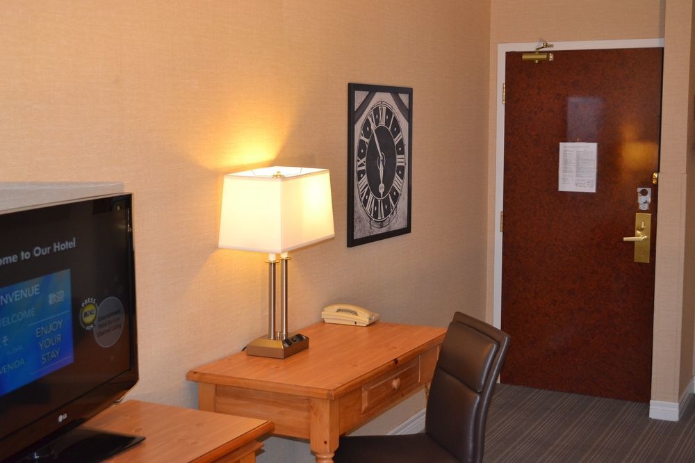 Quality Inn & Suites Oakville Exterior photo
