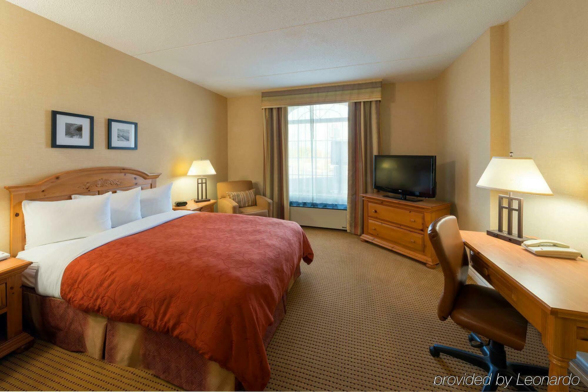 Quality Inn & Suites Oakville Exterior photo